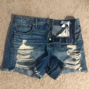 Good American Bombshell Shredded Hem Denim Shorts